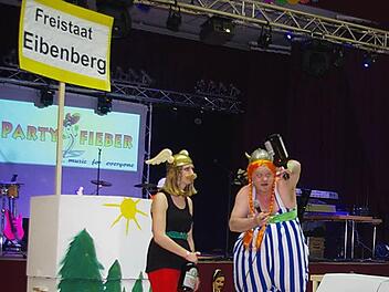 Auf einer ganz trockenen Baustelle mussten die Eibenberger im Sketch leben, bis sie ein "intergalaktischer Bierfahrer" erlöste. Foto: Heike Schülein