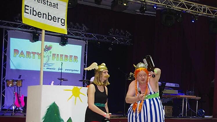 Auf einer ganz trockenen Baustelle mussten die Eibenberger im Sketch leben, bis sie ein "intergalaktischer Bierfahrer" erlöste. Foto: Heike Schülein