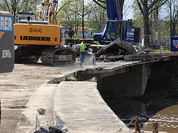 Die Höchstadter Aischbrücke wird Stück für Stück abgetragen. Foto: Andreas Dorsch