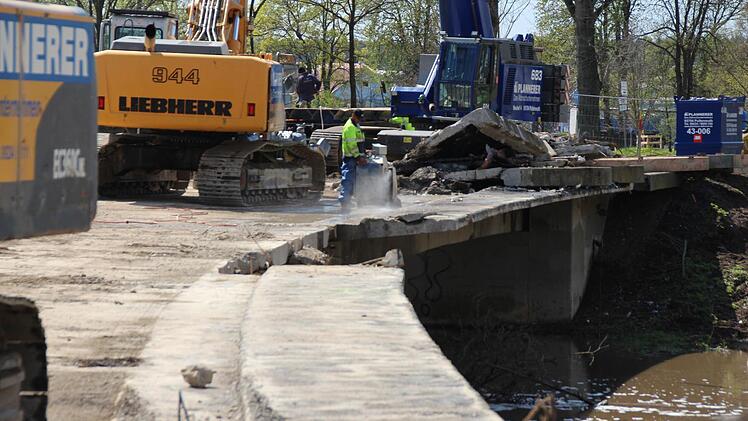 Die Höchstadter Aischbrücke wird Stück für Stück abgetragen. Foto: Andreas Dorsch
