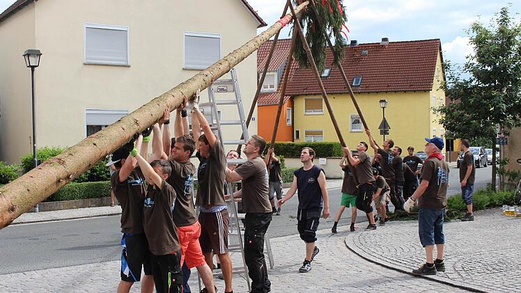 Alljährlich ein Kraftakt: das Aufstellen der Kirchweihfichte auf dem Dorfplatz  Foto: Evi Seeger