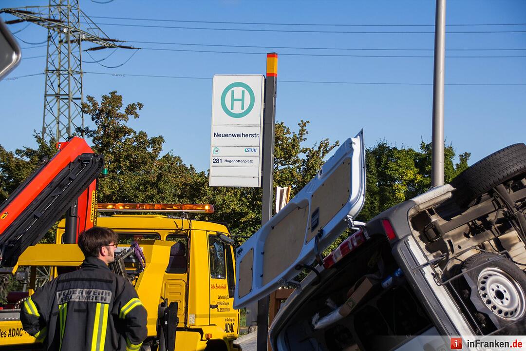 Transporter kollidiert mit Kleinwagen und kracht in Bushaltestelle