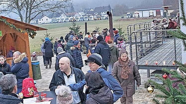 Der Winterzauber in Heuchelheim findet immer mehr Freunde. Der Erlös geht an krebskranke Kinder in Erlangen und ihre Eltern. Foto: privat