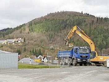 Seit einer Woche wird der ehemalige Schotterweg zwischen der Industrie- und der Hainbergstraße zu einer für Schwerlastverkehr tauglichen Fahrbahn ausgebaut. Ihre Verlängerung über die Hainbergstraße hinaus führt später direkt auf die Umgehung. Fotos: Klaus Klaschka