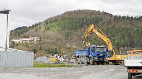 Seit einer Woche wird der ehemalige Schotterweg zwischen der Industrie- und der Hainbergstraße zu einer für Schwerlastverkehr tauglichen Fahrbahn ausgebaut. Ihre Verlängerung über die Hainbergstraße hinaus führt später direkt auf die Umgehung. Fotos: Klaus Klaschka