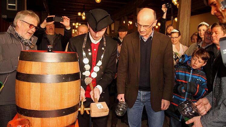 Bierprinz Sebastian Gocker beim Anstich seiner "Premieren-Märzen" mit dem Namen "Krönung". Foto: Günther Geiling