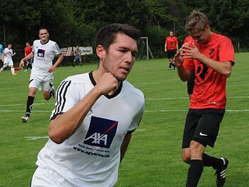 Klare Körpersprache: Rottershausens Frank Seufert bejubelt den ersten seiner drei Treffer, während der Spieler des FC Poppenlauer das Entsetzen zu ahnen scheint, welches noch auf seine Elf zukommen sollte. Foto: ssp