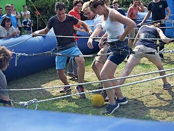 Sportlich ging es zu beim Fechheimer Gemeindefest, als die Besucher zu lebendigen Kickerfiguren wurden. Fotos: Daniela Pondelicek