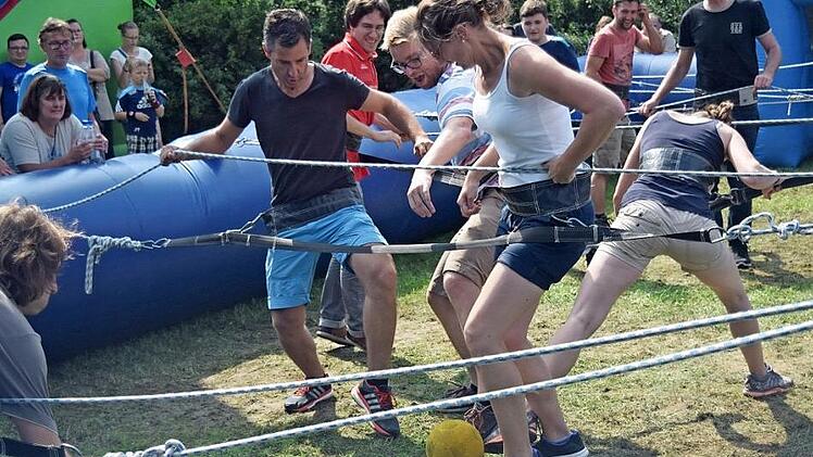 Sportlich ging es zu beim Fechheimer Gemeindefest, als die Besucher zu lebendigen Kickerfiguren wurden. Fotos: Daniela Pondelicek