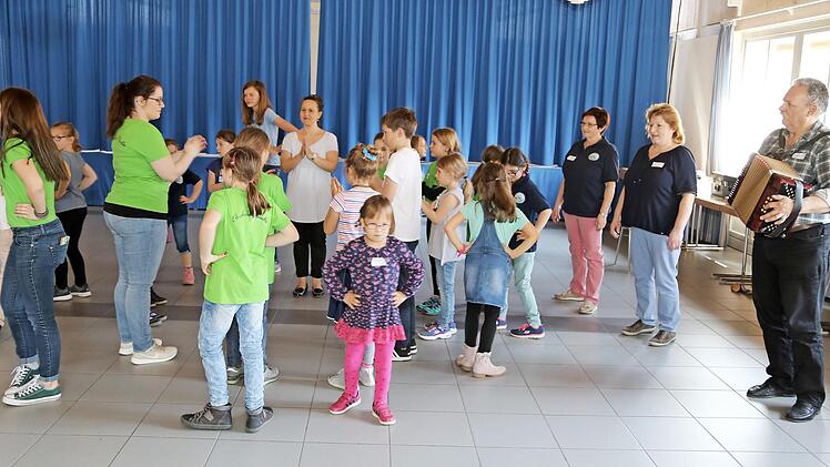 Die Kinder aus Kunreuth, Leutenbach und Kirchehrenbach beim fleißigen Üben Foto: Franz Galster