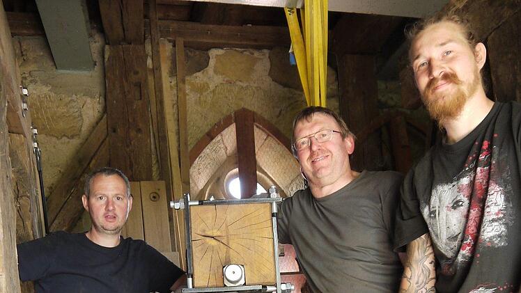 Auftrag erledigt: Jürg Freese,  Reinhard Maier und  Nico Ehmann  (von links) haben alle vier Glocken heil in die Kirchturmspitze gebracht.