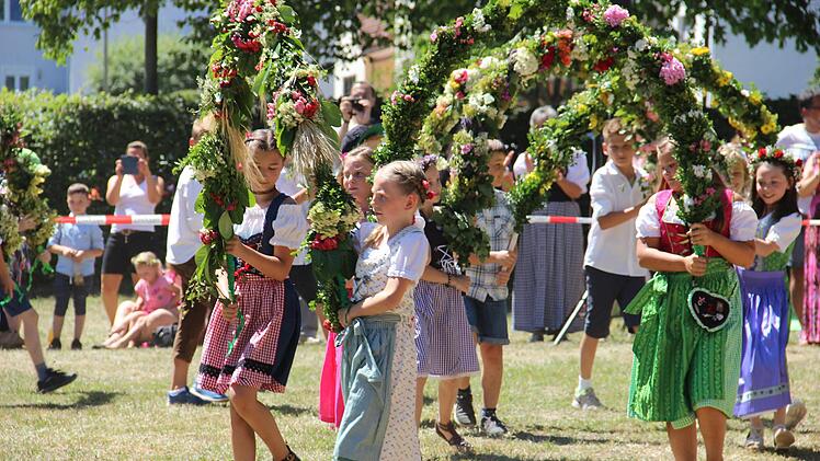 Die Mädchen und Buben der vierten Klassen haben mit ihren aufwändig gebundenen Blumenbögen das Fest bereichert.
