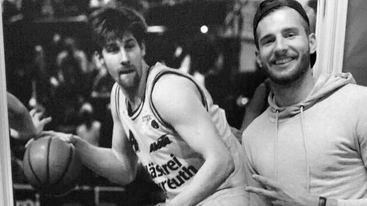 Leon Kratzer, vor einem Bild seines Vaters Marc Suhr in der Oberfrankenhalle, ist stolz auf die Karriere seines Papas. Foto: privat