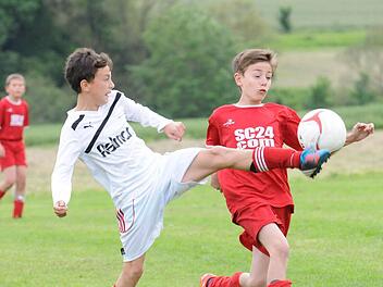 Gelenkigkeit hilft: Diebachs Niklas Veth (links) kommt mit seinem "langen Bein" eher ans Spielgerät als der Winkelser Christian Renninger. Foto: ssp