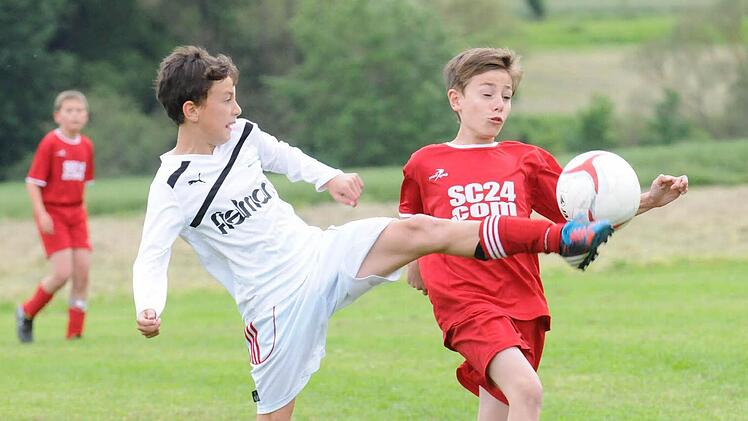 Gelenkigkeit hilft: Diebachs Niklas Veth (links) kommt mit seinem "langen Bein" eher ans Spielgerät als der Winkelser Christian Renninger. Foto: ssp