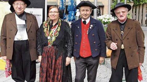Halten die Tradition hoch: Zwei Mitglieder des Trachtenvereins "D'Werdenfelser" (Mi.) und zwei Sudetendeutsche (außen) präsentierten sich gemeinsam in ihren jeweiligen Trachten.  Foto: Alfred Thieret