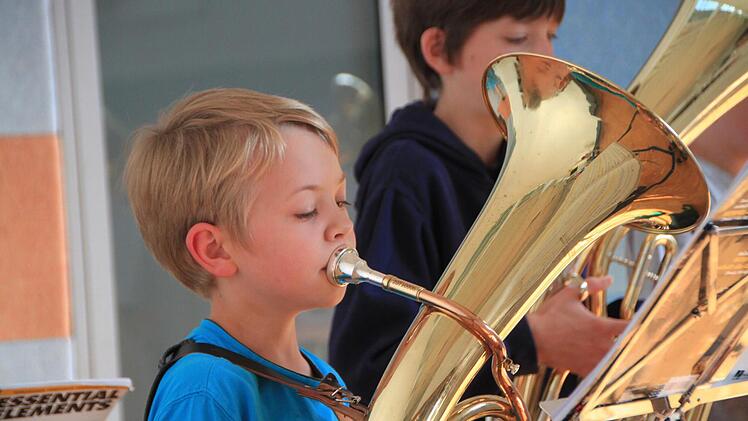 Übergabe der Sicherheitsdreiecke zum Schulanfang 2014 in Münnerstadt. Fotos: Paul Ziegler/Heike Beudert
