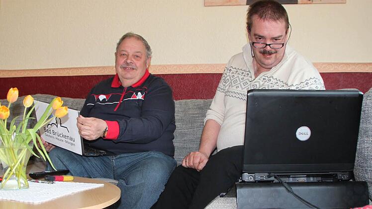 Mit dem Laptop ins Netz: Roland Dressel (links) und Uwe Sträter stecken viel Zeit in ihre Gruppen auf Facebook. Foto: Ulrike Müller
