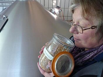 Das riecht gut und schmeckt auch gut: Anita Gareis überzeugt sich im Sudhaus der Brauerei Bayer von der Qualität des Malz'. Mehrere Sorten durften die Teilnehmer der Besichtigung probieren.  Fotos: Klaus Schmitt