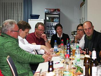 Ernste Mienen: Kommunalpolitiker, Mitglieder vom Helferkreis und Bürger saßen in Reiterswiesen zusammen, um die aktuelle Situation um die Flüchtlinge und ihre Situation im Stadtteil zu besprechen. Im Bild (von links): Thomas Leiner (3. Bürgermeister), Steffen Hörtler, Wolfgang Lutz, Gudrun Heil-Franke, Karin Renner und Michael Heppes. Foto: Werner Vogel