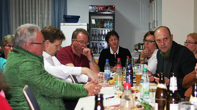 Ernste Mienen: Kommunalpolitiker, Mitglieder vom Helferkreis und Bürger saßen in Reiterswiesen zusammen, um die aktuelle Situation um die Flüchtlinge und ihre Situation im Stadtteil zu besprechen. Im Bild (von links): Thomas Leiner (3. Bürgermeister), Steffen Hörtler, Wolfgang Lutz, Gudrun Heil-Franke, Karin Renner und Michael Heppes. Foto: Werner Vogel