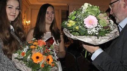Blumen und den B&uuml;rgerpreis f&uuml;r Zivilcourage &uuml;berreicht Regionalverlagsleiter Bernd Seidel an Emilia Zietz (links) und Sally Mattes. Foto: N&uuml;tzel