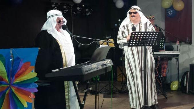 Achmed und Lobbes als Scheichs trugen ebenfalls mit selbst komponierten Songs zur Stimmung in der Eschenbachhalle bei. Foto: Thomas Reuter