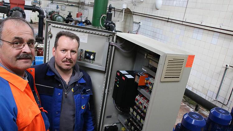 Richard Mauler (links) von der Stadt und Olaf Kaiser (rechts) von den Stadtwerken begutachten die Pumpen der Druckerhöhungsanlage im alten Wasserwerk am Liebfrauensee.Foto: Ralf Ruppert