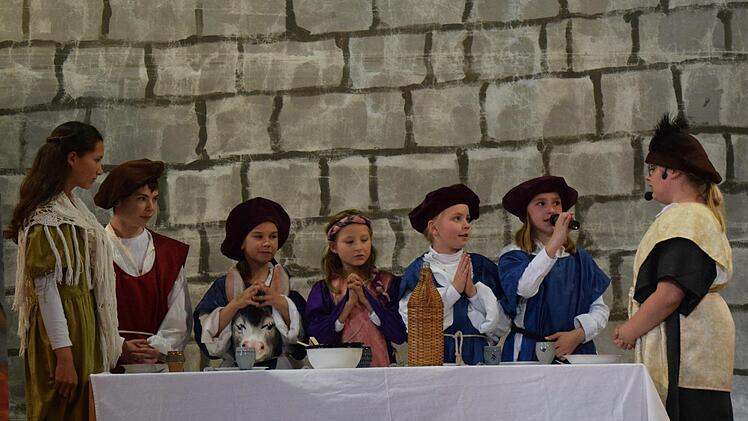 Eine der Schlussszenen: Beim Abendessen mit seinen Kindern zeigt sich, dass sich viel geändert hat: Statt mit Strenge behandelt Luther den Nachwuchs liebevoll, gebetet wird auf Deutsch. Foto: Daniela Pondelicek