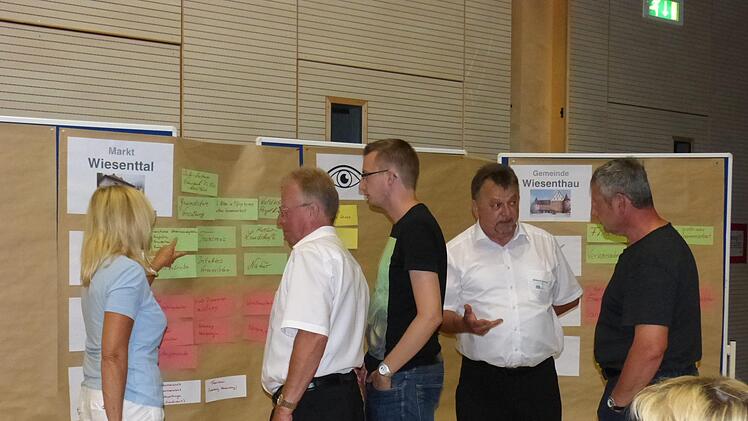 Die Teilnehmer informieren sich an den Stellwänden. Foto: Carmen Schwind