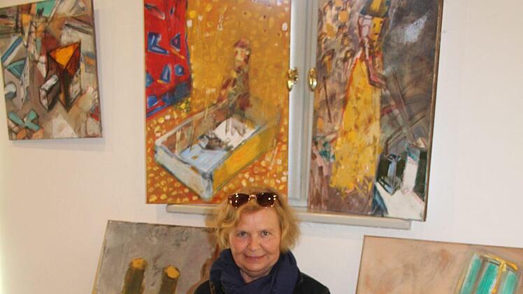 Die tschecische Künstlerin Anna Vancatova knüpft an die "Art brut" an, spielt mit geometrischen Figuren und komponiert signethafte Zeichen und figürliche Motive in ihre großformatigen Werke. Foto: Sonny Adam