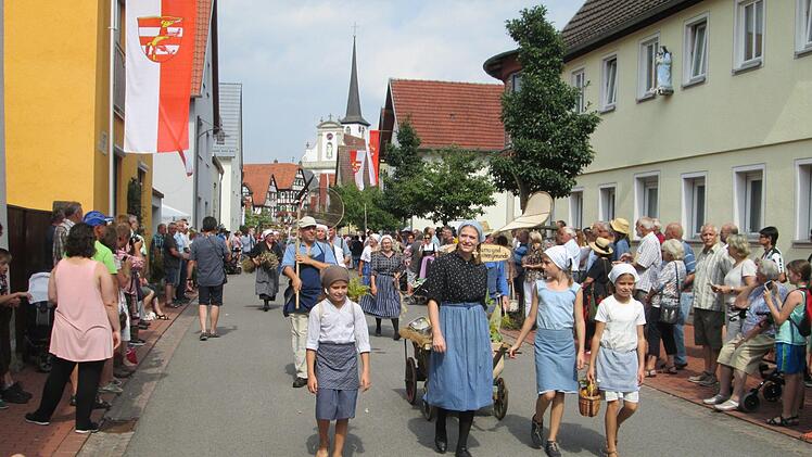 Die Landmaschinen- und Museumsfreunde stellten ein umfangreiches Kontingent von Darsteller, vom Sämann bis zum Ochsengespann. Foto: Winfried Ehling