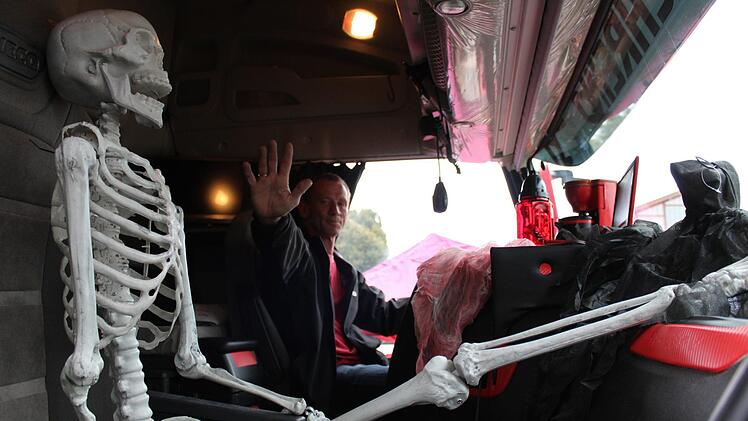 Trucker Rainer Kneup aus Lichtenfels hat einen ungewöhnlichen Beifahrer. Er ist aus Plastik, ziemlich mager und sprechen tut er auch nicht. Aber er heißt Don Pietro.