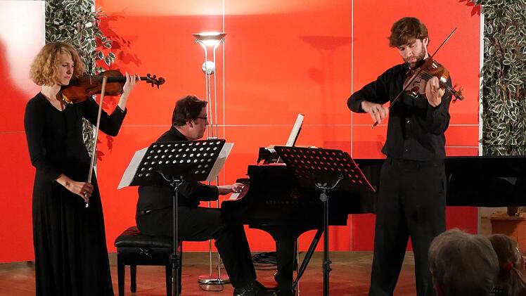 Herbstliche Klänge kennzeichneten das Gastkonzert, das (von links) Birka Falter (Violine), Lorenz Trottmann (Klavier) und Michael Falter (Viola) in der Musikschule gaben.Tobias Günther