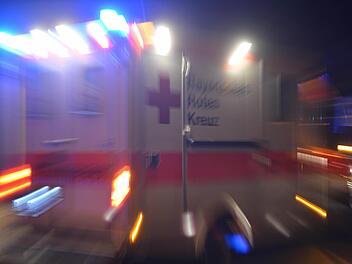 In der Folge eines Verkehrsunfalls in Ansbach erlitt eine Fu&szlig;g&auml;ngerin eine Hirnblutung. Eine junge Autofahrerin hatte die Frau an einem Fu&szlig;g&auml;nger&uuml;berweg &uuml;bersehen. Symbolfoto: Ronald Rinkllef