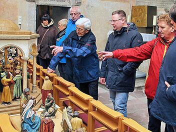 Mehr als 50 Jahre lang kümmerte sich Toni Hiller (Bildmitte) um die Krippe in  der Pfarrkirche St. Maria Magdalena, bis Christian Schmitt seine Arbeit  übernahm. Beim Besuch der Krippenfreunde aus Fulda erklärte Hiller den  Gästen die Figuren in der Schunterkapelle. Foto: Dieter Britz       ----