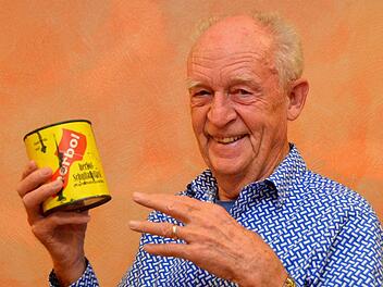 Rainer Franz hat vor 50 Jahren die ersten beiden Tischtennisplatten des TSV Arnshausen gestrichen. Noch heute wird die Schultafelfarbe bei der Abteilung aufgehoben, auch wenn längst alle Platten fix und fertig gekauft werden und nicht wie vor 50 Jahren selbst gemacht wurden.Foto: Peter Rauch