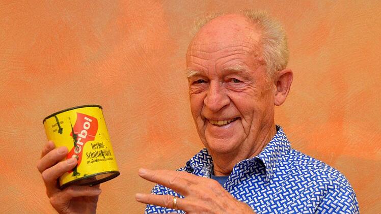 Rainer Franz hat vor 50 Jahren die ersten beiden Tischtennisplatten des TSV Arnshausen gestrichen. Noch heute wird die Schultafelfarbe bei der Abteilung aufgehoben, auch wenn längst alle Platten fix und fertig gekauft werden und nicht wie vor 50 Jahren selbst gemacht wurden.Foto: Peter Rauch