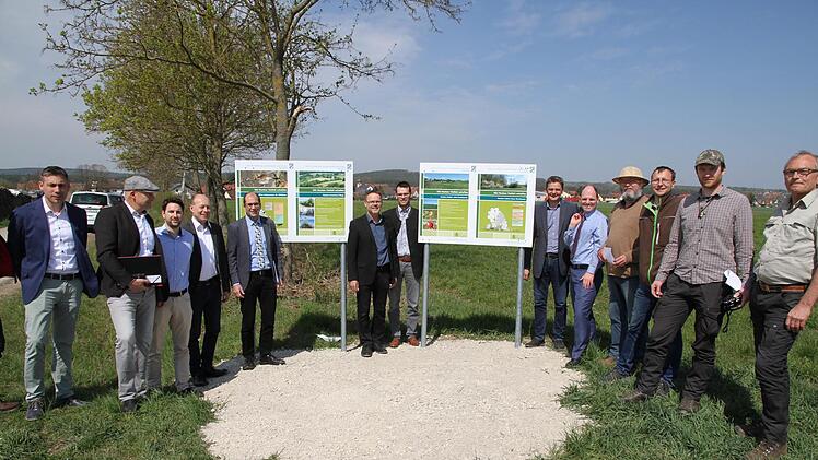 Die Vertreter des AELF mit den vier Bürgermeistern der Allianz Regnitz-Aisch, MdL Michael Hofmann, ALE-Amtsleiter Anton Hepple und Allianz-Manager Niklas Rhein Foto: Mathias Erlwein