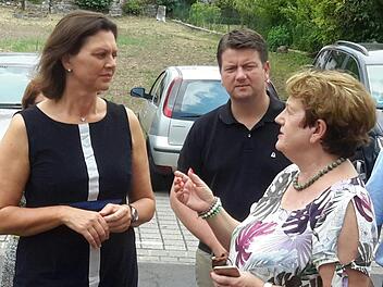 Anfang August 2018 überbrachte Ilse Aigner, damals noch bayerische Ministerin für Wohnen, Bau und Verkehr, Bürgermeisterin Brigitte Meyerdierks die Kunde, dass der Freistaat Bayern das ehemalige Landratsamt für 66.000 Euro an mögliche Investoren verkaufen würde. Foto: Archiv/Rolf Pralle