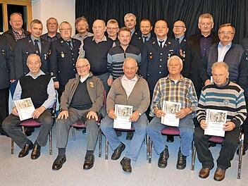Ehrungen für 40-jährige Vereinszugehörigkeit (sitzend v. l.): Erich Burkard, Simon Weidinger, Alfred Geck, Felix Stöcklein und Franz Herbst; (stehend v. l.): Vorsitzender Sven Burmeister, Richard Neubauer, Peter Kapp, Gerhard Burkard, Walter Schäfer, Günther Brütting, Andreas Wunder, Johannes Ochs, Anton Herbst, Harald Brütting (40 Jahre aktiv), Erhard Wunder (40 Jahre aktiv), Roland Weidinger (40 Jahre aktiv), Reinhold Herbst, Hermann Kronas, Konrad Herbst und Zweiter Vorsitzender Klaus Burk...