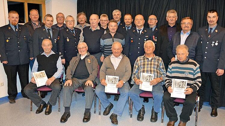 Ehrungen für 40-jährige Vereinszugehörigkeit (sitzend v. l.): Erich Burkard, Simon Weidinger, Alfred Geck, Felix Stöcklein und Franz Herbst; (stehend v. l.): Vorsitzender Sven Burmeister, Richard Neubauer, Peter Kapp, Gerhard Burkard, Walter Schäfer, Günther Brütting, Andreas Wunder, Johannes Ochs, Anton Herbst, Harald Brütting (40 Jahre aktiv), Erhard Wunder (40 Jahre aktiv), Roland Weidinger (40 Jahre aktiv), Reinhold Herbst, Hermann Kronas, Konrad Herbst und Zweiter Vorsitzender Klaus Burk...