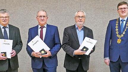 Von links: Dritter B&uuml;rgermeister Andreas Schonath, Rudolf Helmreich, Kilian Amann, Wolfgang Reh, Erster B&uuml;rgermeister Michael Senger und Zweite B&uuml;rgermeisterin Sabine K&ouml;hlerschmidt