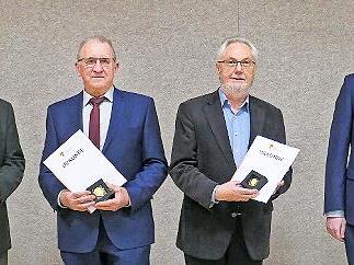 Von links: Dritter Bürgermeister Andreas Schonath, Rudolf Helmreich, Kilian Amann, Wolfgang Reh, Erster Bürgermeister Michael Senger und Zweite Bürgermeisterin Sabine Köhlerschmidt