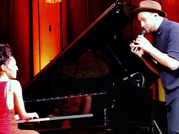 Marialy Pacheco am Flügel  und Sänger Max Mutzke haben bei ihrem Konzert starke Botschaften im Gepäck. Foto: Werner Vogel