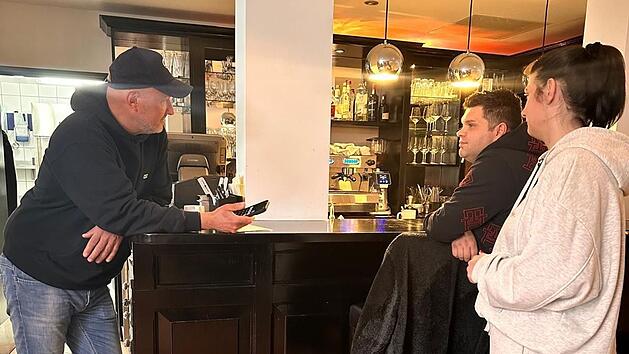 Frank Rosin berät Andreas Schöppe und Denise König in ihrem Lokal.