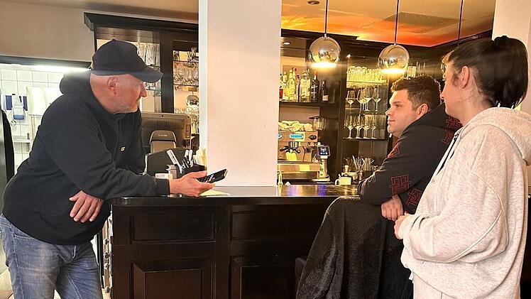 Frank Rosin berät Andreas Schöppe und Denise König in ihrem Lokal.