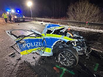 Silvesternacht in Oberfranken endet in Horror-Crash: Polizeiauto zerfetzt - Beamter (25) stirbt im Dienst