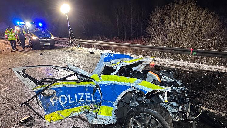 Silvesternacht in Oberfranken endet in Horror-Crash: Polizeiauto zerfetzt - Beamter (25) stirbt im Dienst