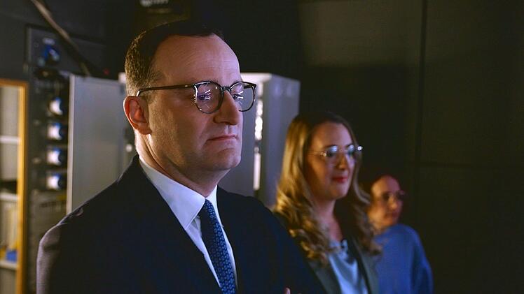 CDU/CSU-Fraktionschef Jens Spahn wartet hinter den Kulissen einer Fernsehsendung auf seinen Auftritt.